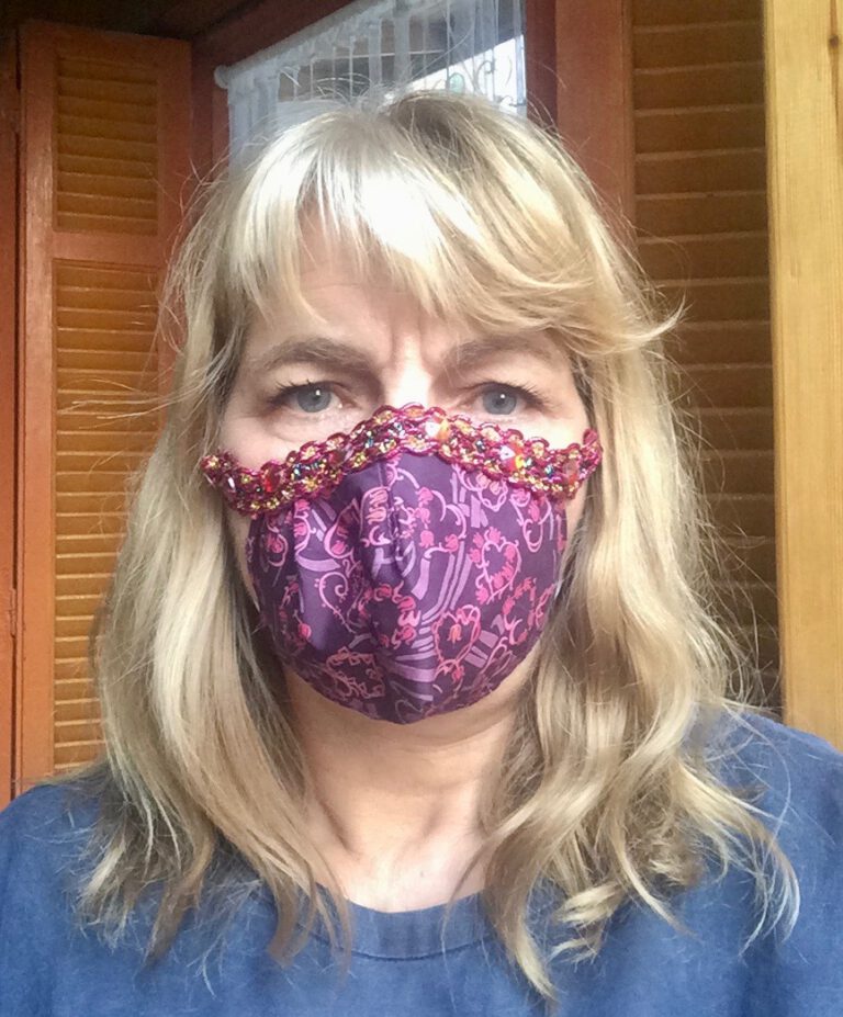 Mit schönem Stoff verkleidet sieht die FFP2-Maske gleich besser aus
