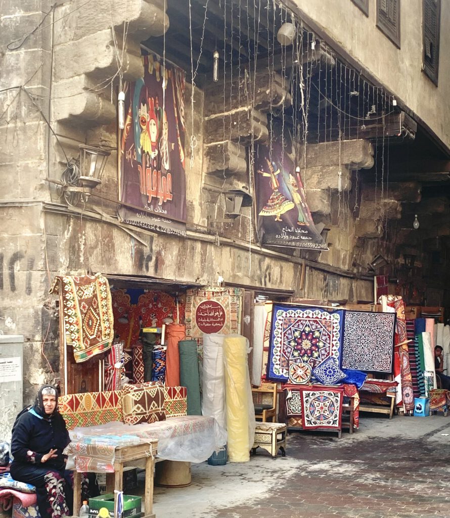 Zeltmacher-Straße Kairo - Stützen tragen die überkragenden Obergeschosse