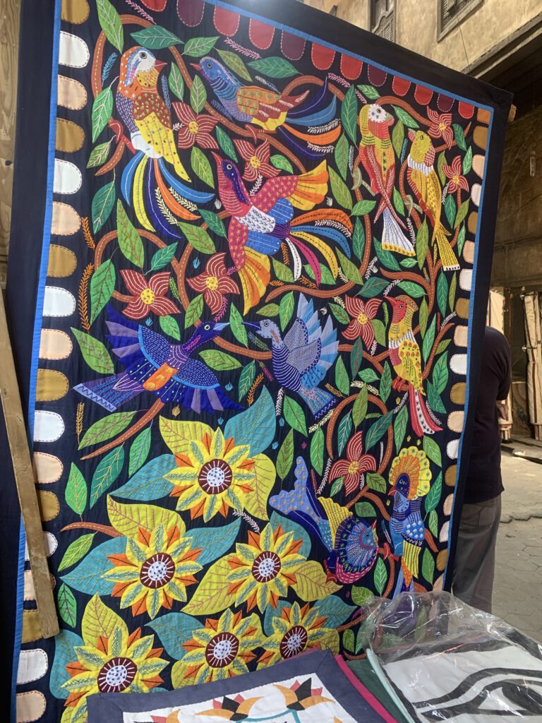 Zeltmacher-Straße Kairo - herrlich bunte Appliqué-Quilts von Hand gefertigt.