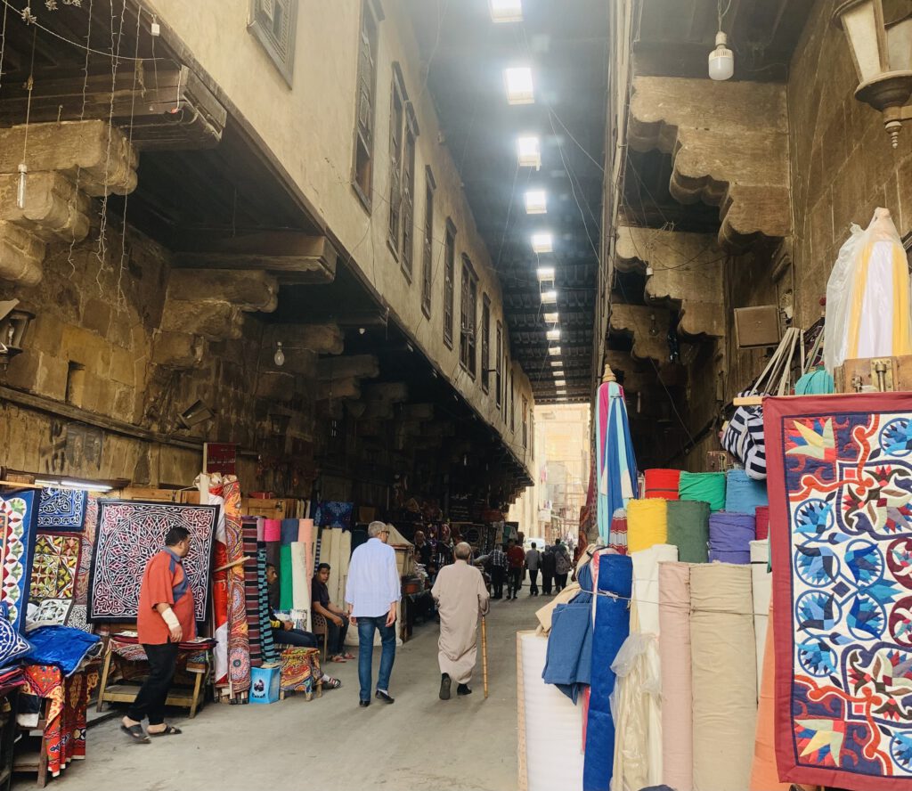 Zeltmacher-Straße in Kairo - dicke Mauern und ein Dach schützen vor der Sonne
