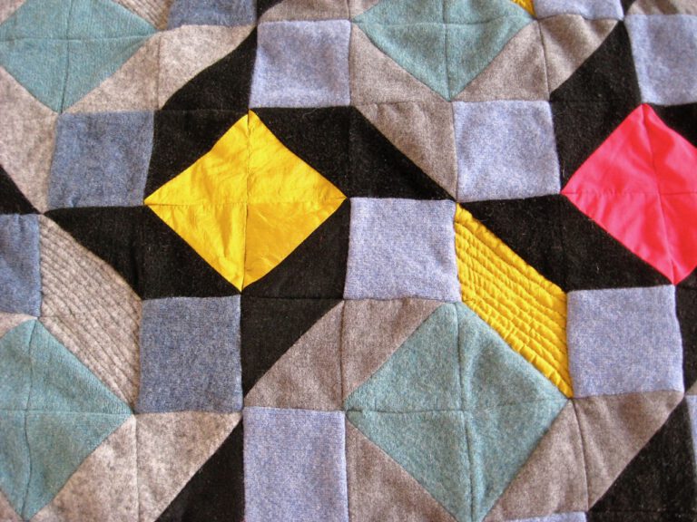 Drei alte Pullover und ein bisschen Glanz im Leben. Detail