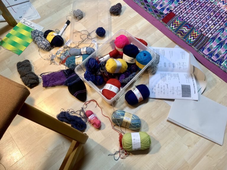 Sammlung von Wollresten für einen Pullover