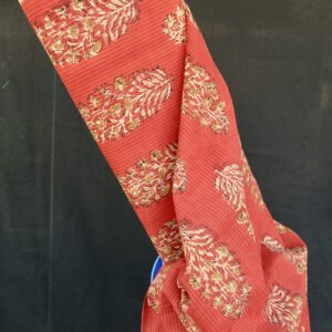 Kiara ist ein original Hand Block Print aus Bagru. In einer kleinen Manufaktur mit Naturfarben gedruckt. Klassisch-indisches Motiv auf rostfarbenem Grund.