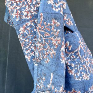 Kamala ist ein original Hand Block Print aus Bagru. In einer kleinen Manufaktur mit Naturfarben gedruckt. Bäume jew. als deutlich abgegrenzter Block