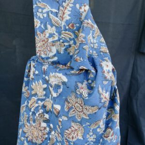 Luna ist ein original Hand Block Print aus Bagru. In einer kleinen Manufaktur mit Naturfarben gedruckt. Traditionell-indische Blumenranken auf Blau.