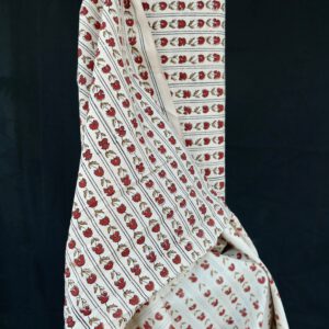 Ivana ist ein naturgefärbter Hand Block Print aus einer kleinen Werkstatt in Bagru. Kleines, naives Muster, das sich überall schön einfügt.