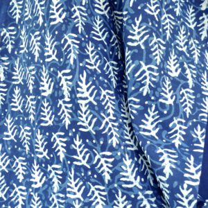 Pinia 2 ist ein original Indigo Hand Block Print. Kleines Tannenzweig-Muster zweitonig ausgeführt. Schöner, typischer Blaudruck.