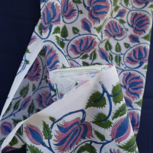 Suhana ist ein original Hand Block Print aus Jaipur. Das typisch indische Blumenmuster ist Sommerfrische pur!