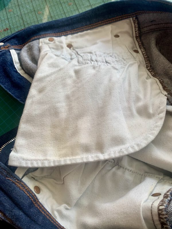 Hosen-Upcycling: Aus enger Jeans wird Patchwork-Schlaghose.