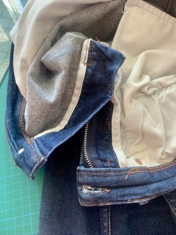 Hosen-Upcycling: Aus enger Jeans wird Patchwork-Schlaghose.