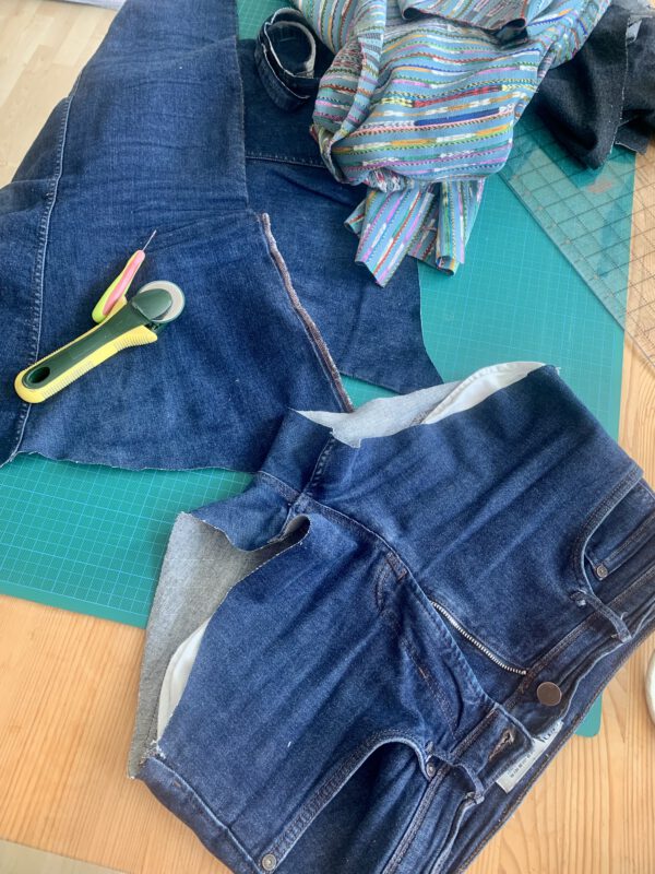 Hosen-Upcycling: Aus enger Jeans wird Patchwork-Schlaghose.