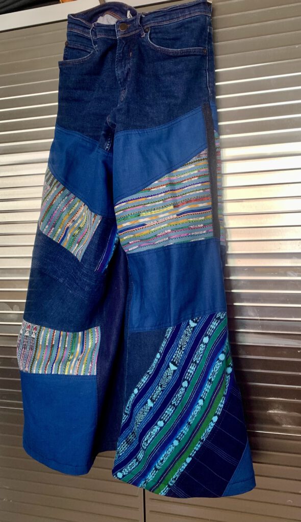 Hosen-Upcycling: Aus enger Jeans wird Patchwork-Schlaghose.