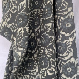 Asha ist ein Hand Block mud resist Print aus Rajasthan in Grau. Entsteht technisch ähnlich wie Indigo Blue Print und hat ein zweitoniges Grafikmuster.