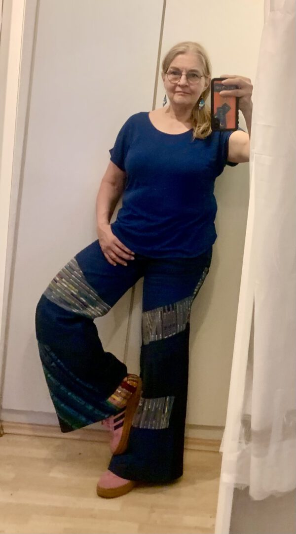 Hosen-Upcycling: Aus enger Jeans wird Patchwork-Schlaghose.