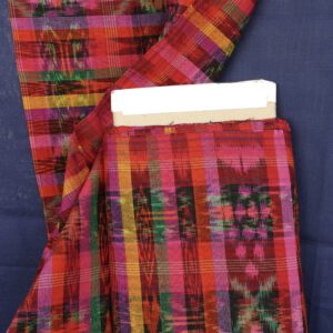 Nina ist ein handgewebter Ikat-Baumwollstoff aus Guatemala. Nina bedeutet Feuer in der Mayassprache Quechua. Das passt hervorragend zu diesem Design aus feurigen Rot- und Gelbtönen.