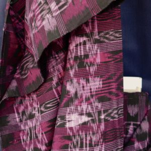 Alma ist ein handgewebter Ikat-Baumwollstoff aus Guatemala. Rosa, Kirschrot und Schwarz bilden eine feurige Ikat-Kombination. Neues, dichtes Gewebe.