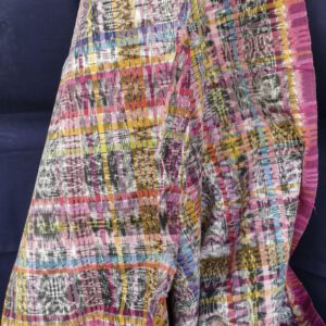Catalina ist ein handgewebter Ikat-Baumwollstoff aus Guatemala. Neues, dichtes, festes Gewebe in leuchtenden, hellen Farben mit Schwarz und Weiß.
