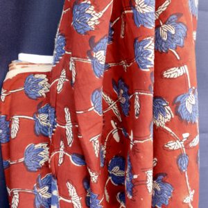 Rupinder ist ein Hand Block Print aus Jaipur in Indien. Leichter, weicher Stoff mit klassischem, farbstarkem Muster in Blau-Rot.