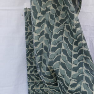Bharati ist ein original hand block mud resist print in Grau
