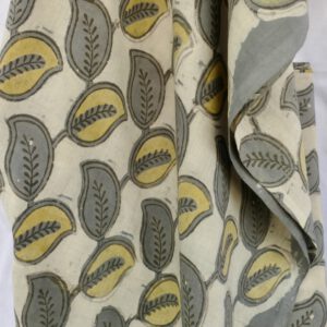 Simran ist ein batikähnlicher Hand Block Print aus Rajasthan in Grau-Natur-Zartgelb. Dezente Farben, schönes Muster. Sehr leicht und luftig.
