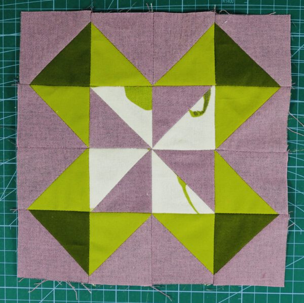 Block aus Halbquadrat-Dreiecken.