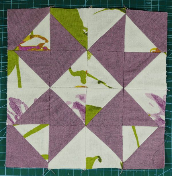 Block aus Halbquadrat-Dreiecken.