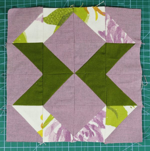 Block aus Halbquadrat-Dreiecken.
