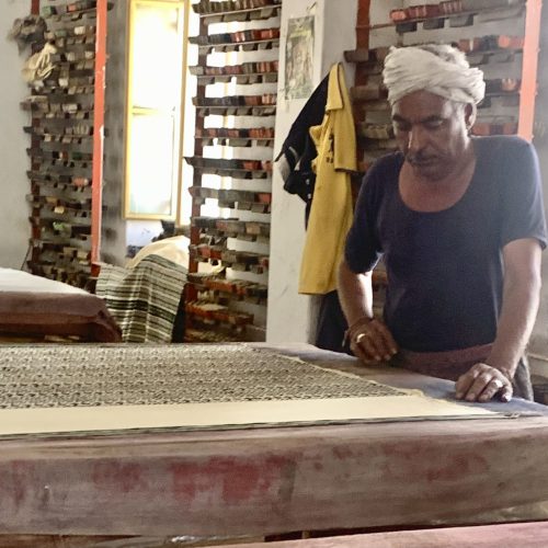 hand block printer bei der Arbeit