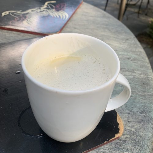 Tibetischer Buttertee im Norbulinka-Institut in Dharamsala