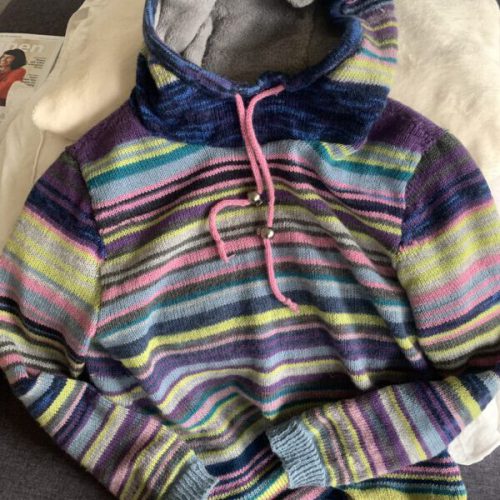 Wollreste-Pullover auf der Maschine gestrickt